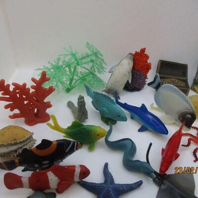Lot 25 - Hard Plastic Sea Creatures