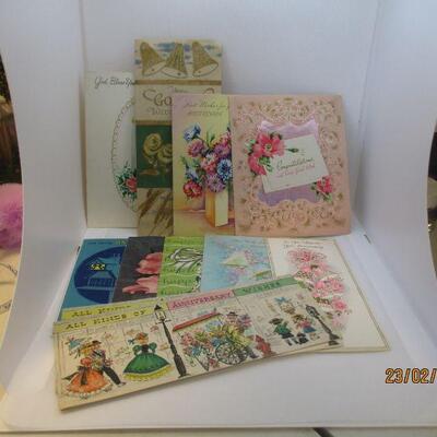 Lot 42 - (25+) Vintage Greetings Cards