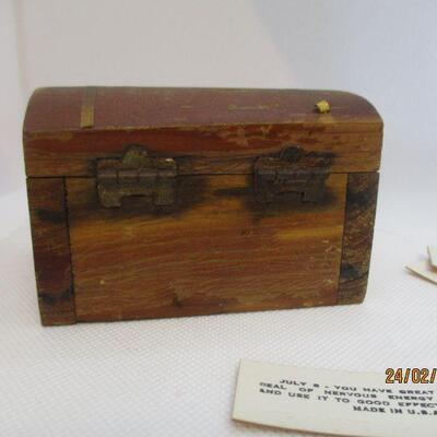 Lot 70 - Davy Crockett Box with Fortune Cookie Sayings