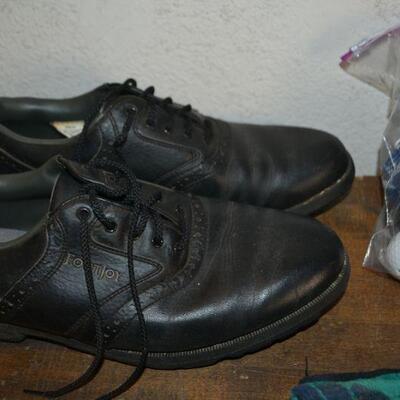 LOT 421  GOLF SHOES AND BALLS