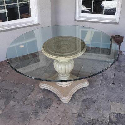 Lot 192 : Bernhardt Pedestal Glass Top Decorative Table