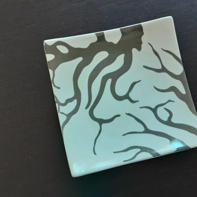 Square dish abstract design