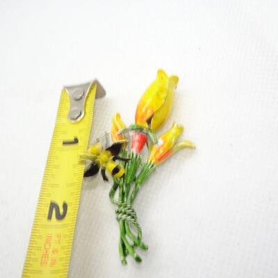 Bumble Bee & Daffodils Flower Pin