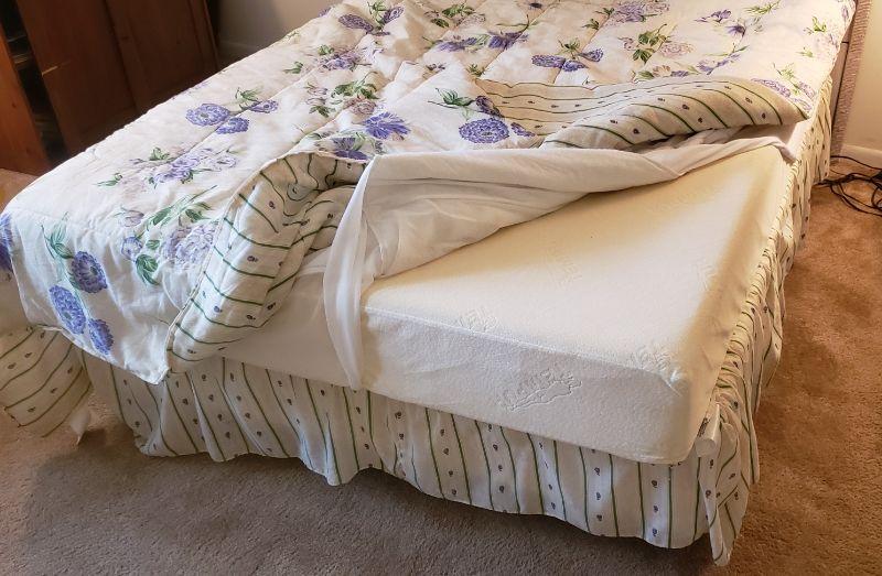 Lexington White Wicker Queen Bed with TempurPedic Mattress