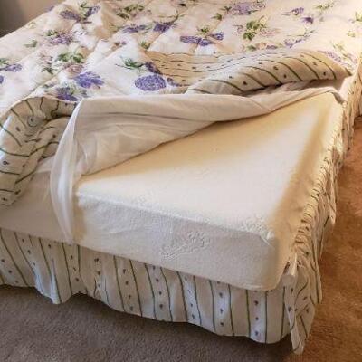 Lexington White Wicker Queen Bed with Tempur-Pedic Mattress 