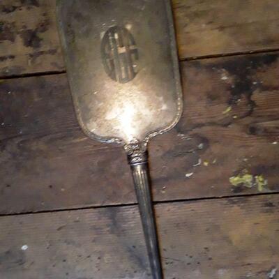 2 hand mirrors