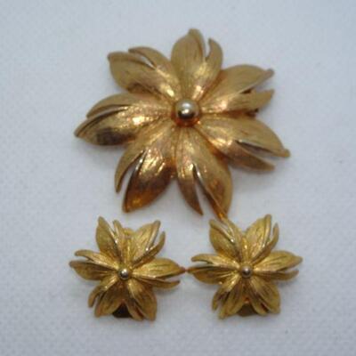 Beautiful Gold Tone Brooch & Matching Clip Earrings, Flower Pin 