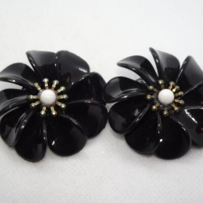 Black & White Plastic Flower Clip Earrings  Mod Flower Power 