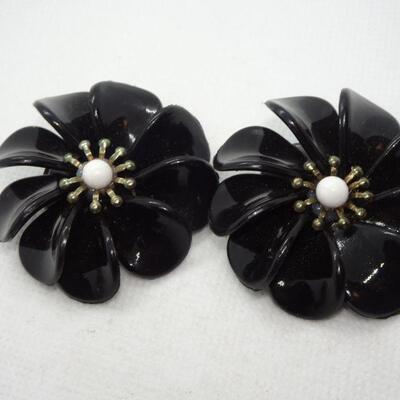Black & White Plastic Flower Clip Earrings  Mod Flower Power 