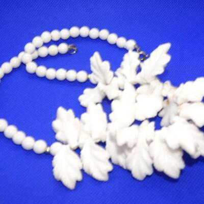 Lightweight White chunk Mid Century Necklace, Leaves