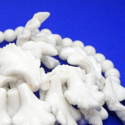 Lightweight White chunk Mid Century Necklace, Leaves