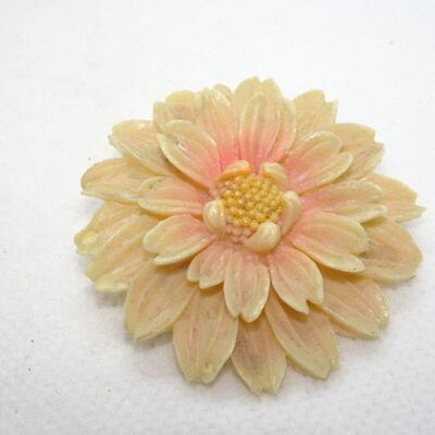 Hard Plastic Daisy Flower Pin 