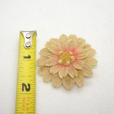Hard Plastic Daisy Flower Pin 