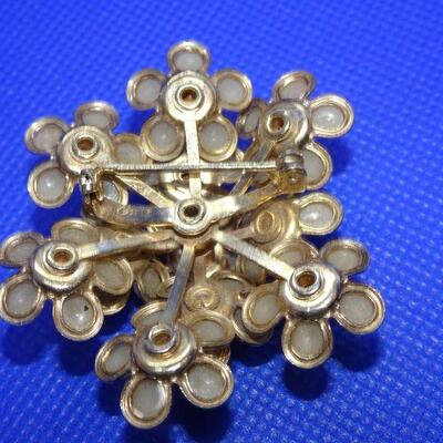 Gold Tone Pearl Flower Pin Brooch 
