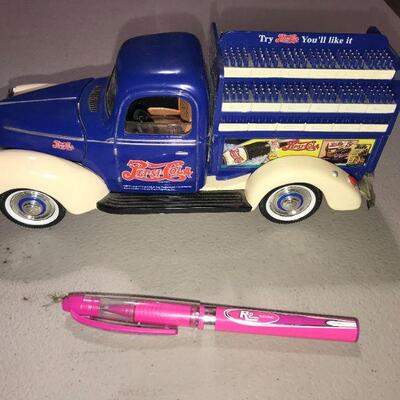 Golden Wheel 1940 Ford PEPSI-COLA Delivery Truck with all Pepsi Bottle Cases included. 1:18 Die-Cast.  (item #117)