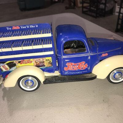 Golden Wheel 1940 Ford PEPSI-COLA Delivery Truck with all Pepsi Bottle Cases included. 1:18 Die-Cast.  (item #117)