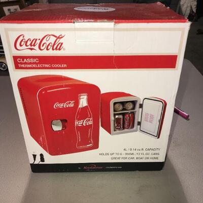 Coca-Cola Classic Portable 6 Can Thermoelectric Mini Fridge Cooler AC & DC Plugs (item #129)