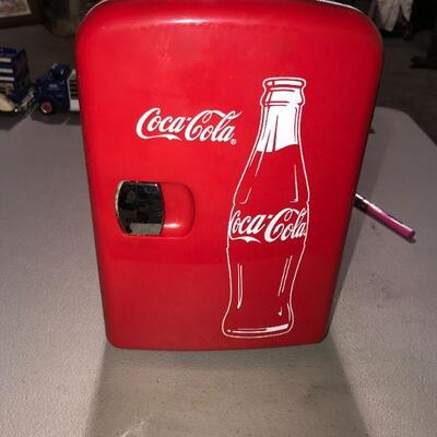 Coca-Cola Classic Portable 6 Can Thermoelectric Mini Fridge Cooler AC & DC Plugs (item #129)