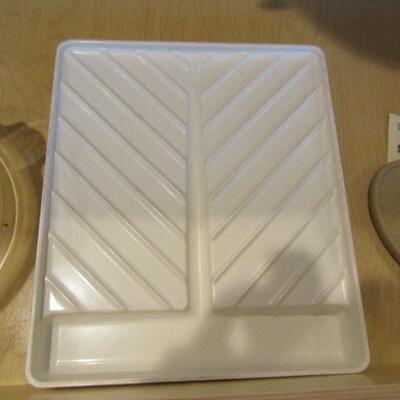 LOT 88  BAKING DISHES INCLUDING A PAMPERED CHEF CLAY COOKIE MOLD