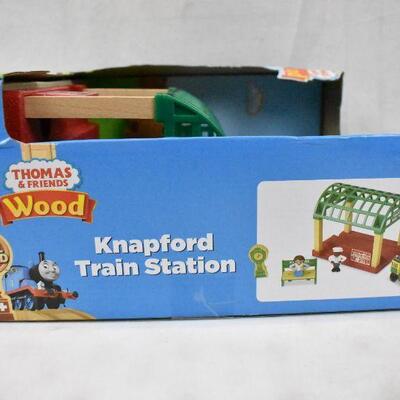 Thomas Friends Wood Knapford Train Station Set - New