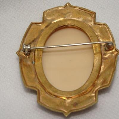 Vintage Victorian Cameo Brooch RARE AVON - Reserve must be met