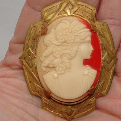 Vintage Victorian Cameo Brooch RARE AVON - Reserve must be met