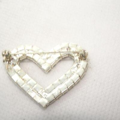 Beautiful Glistening Rhinestone Heart Brooch 