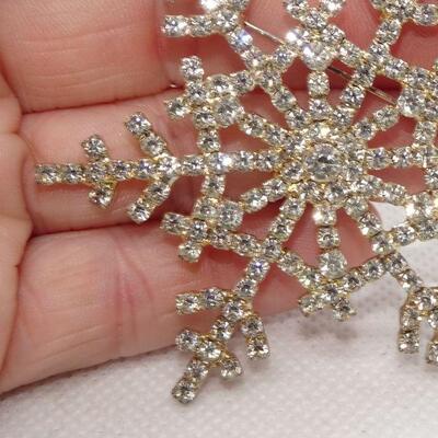 Beautiful Rhinestone Snowflake Brooch