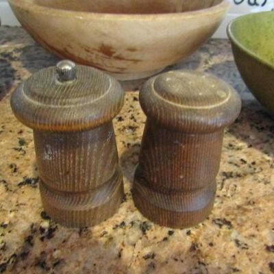 LOT 92  WOODEN TRAY, BOWLS AND SALT AND PEPPER SHAKERS
