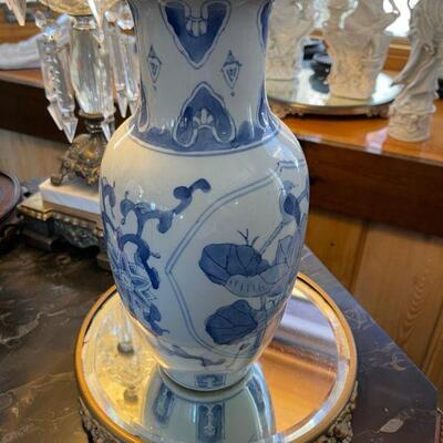 Porcelain Oriental vase on raised mirror stand 