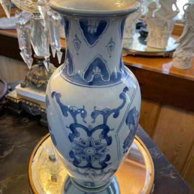 Porcelain Oriental vase on raised mirror stand 