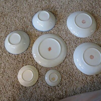 Seven Pieces Vintage Asian Chinese Japanese Plates Bowls Imari Multicolor - Item # 57