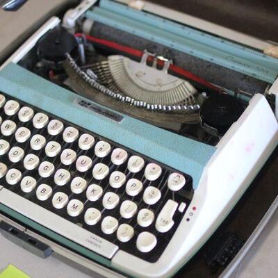 Lot 158 Corsair 700 Teal Vintage Typewriter