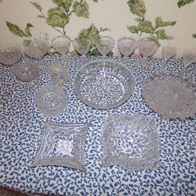 LOT 142  ASSORTED CRYSTAL AND GLASSWARE
