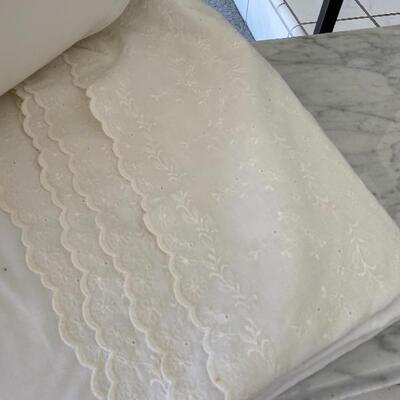 Mixed Lot of White Lace Edged Flat Sheets YD#022-0092