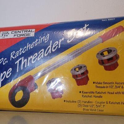 Lot 39: NEW 5 Piece RACHETING Pipe Thread Kit