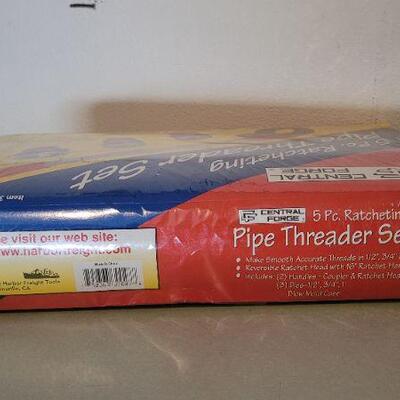 Lot 39: NEW 5 Piece RACHETING Pipe Thread Kit