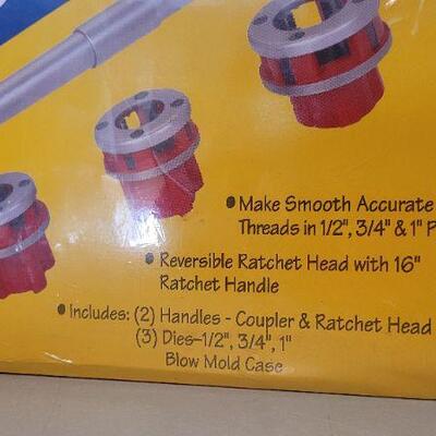 Lot 39: NEW 5 Piece RACHETING Pipe Thread Kit