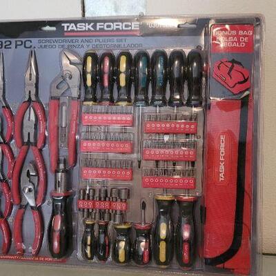 Lot 52: New TASK FORCE Screwdriver and Pliers Set w/ Bag