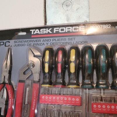 Lot 52: New TASK FORCE Screwdriver and Pliers Set w/ Bag