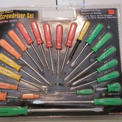 Lot 53: New 22 Piece Screwdriver Ser 