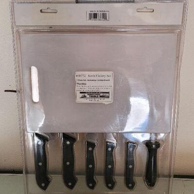 Lot 58: New 7 Piece Knife Set w/ Cutlery Board