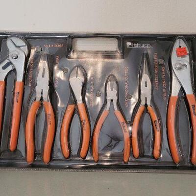 Lot 60: New PITTSBURGH 6 Piece Pliers Set