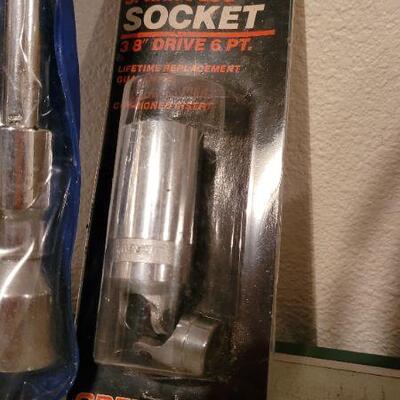 Lot 89: (2) New Tools - 4 Way Lug Wrench and Universal Socket