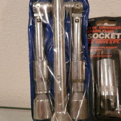 Lot 89: (2) New Tools - 4 Way Lug Wrench and Universal Socket