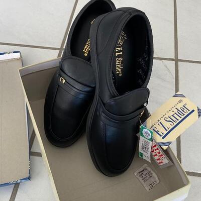 Pair of Black EZ Strider Men's Shoes Size 10.5W YD#022-0117