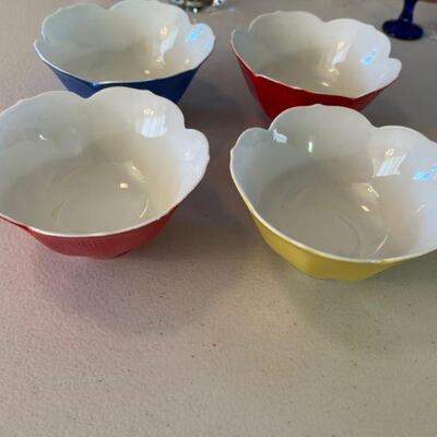 Set of 4 colored bowls 