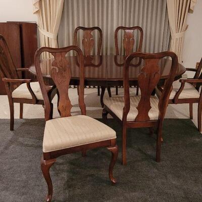 Lot 118: Bernhardt Cherrywood Dining Table with 8 Chairs & 2 Leaves