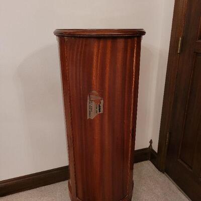 Lot 127: BOMBAY Round Chest 47.5" Ã— 19"