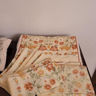 Lot 134: (2) Tablecloth & Napkin Sets